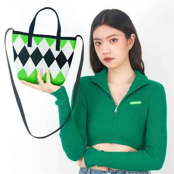 Обычная необычная сумка через плечо зеленого и черного цветов